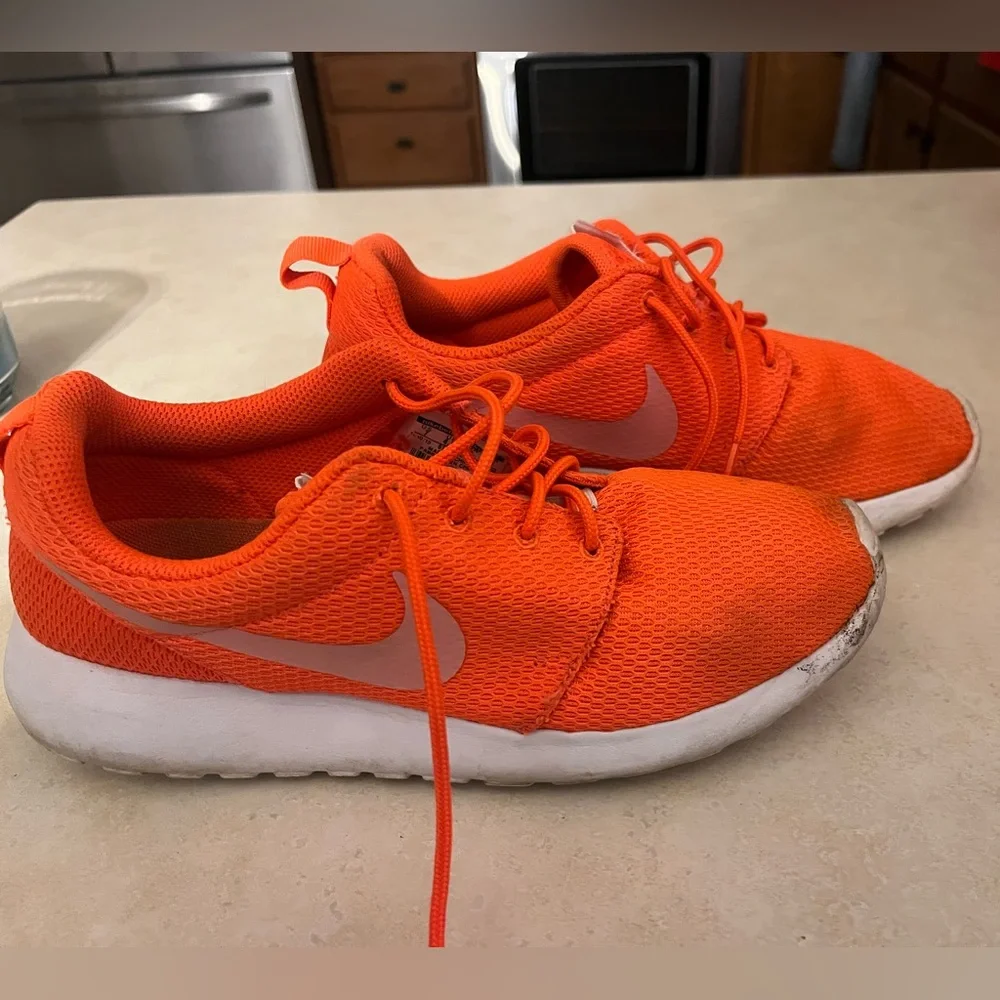 NIKE Roshe Orange Athletic Shoes Women 7
